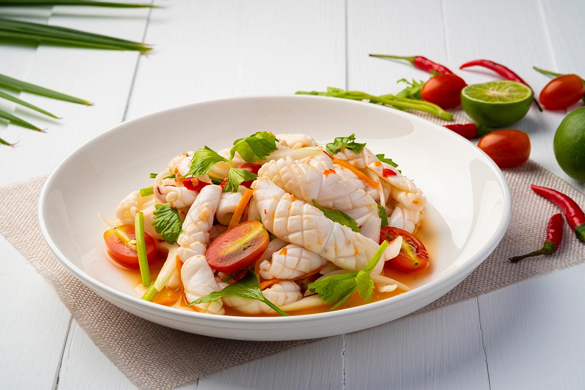 Теплый салат с кальмарами