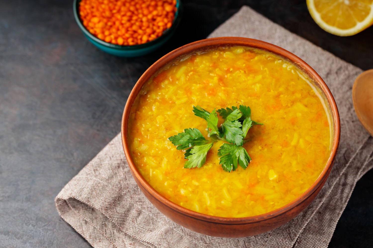 Суп с чечевицей, рисом и зеленью