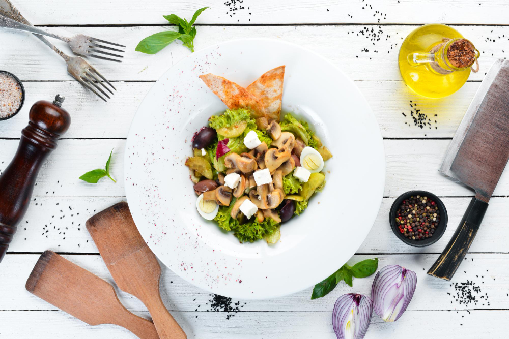 Салат с грибами и чесночным соусом