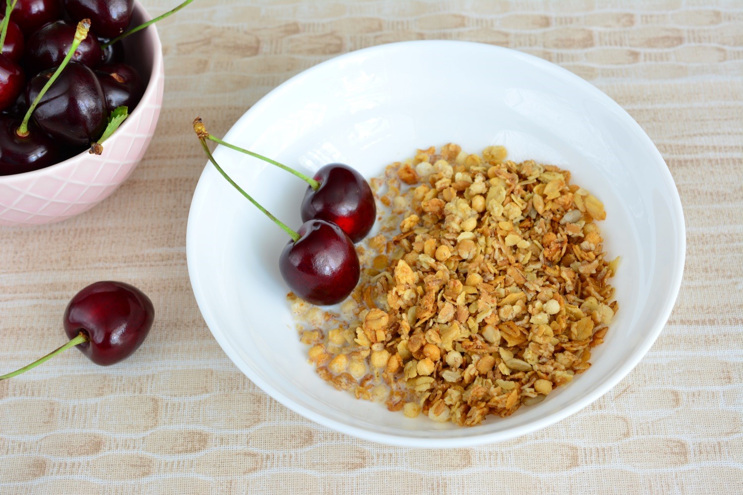 Перловая каша с миндалем и вишневым соусом