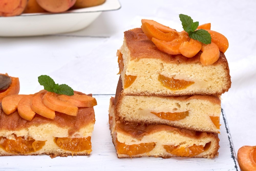 Шарлотка с курагой