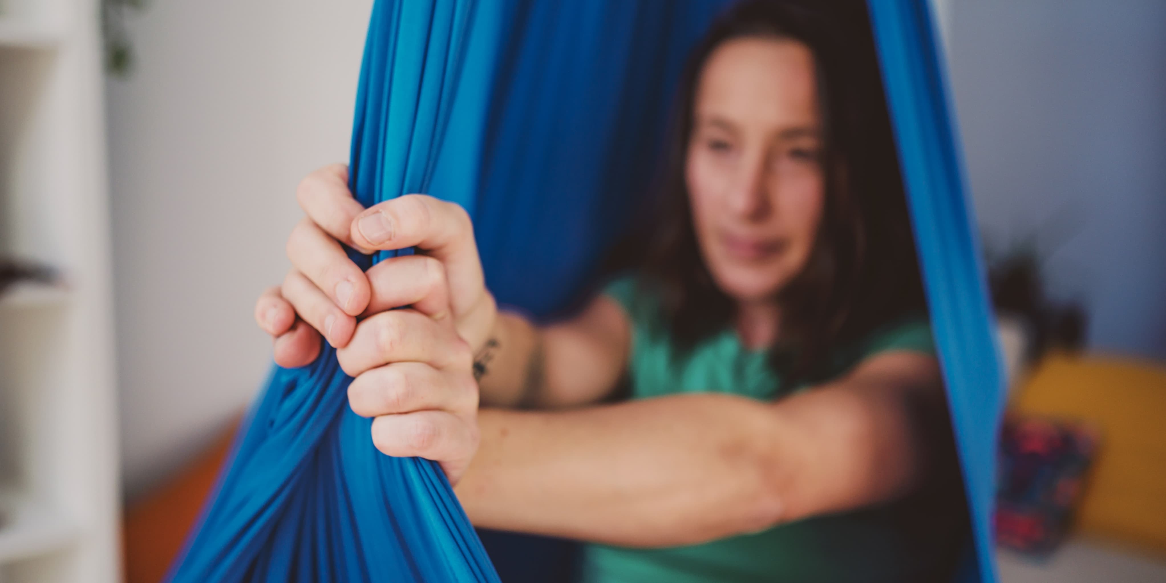 Йога в гамаках: откуда появилась и чем полезна - Спортмастер Медиа