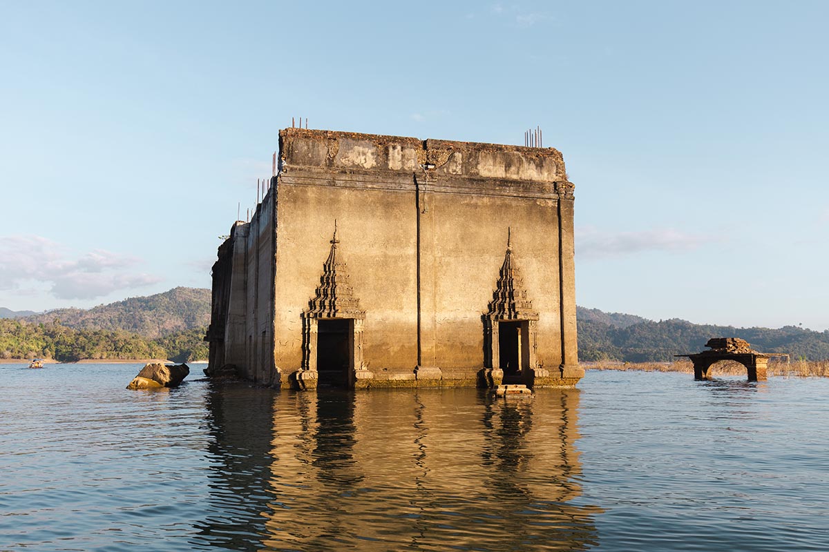 Затопленный храм Wat Saam Prasob