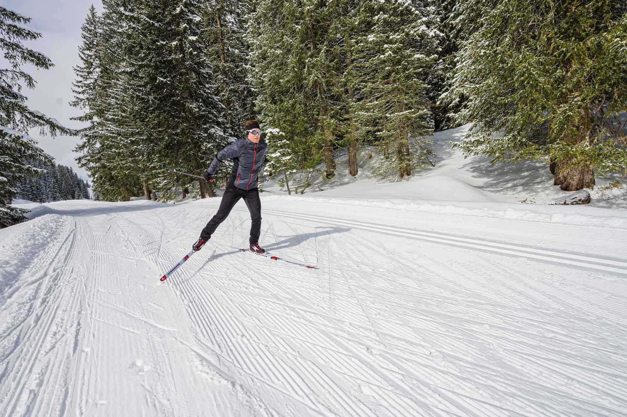 Ski live. Беговые лыжи. Беговые лыжи коньковые стиль. Беговые лыжи Камчатка. Коньковый ход на лыжах.
