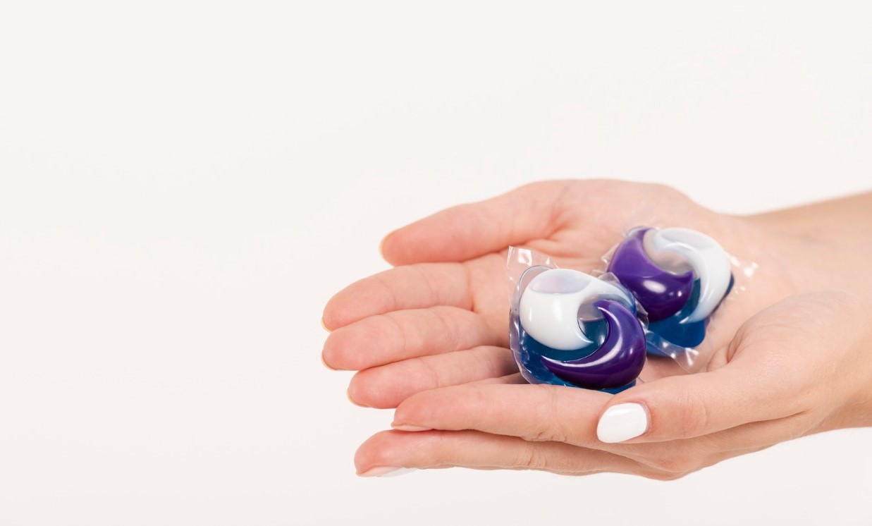 Зачем девушки моют голову капсулами для стирки и чем опасен новый тренд 