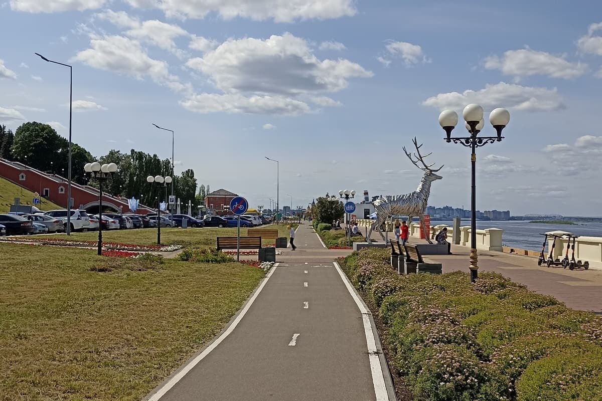 Панорама Нижне-Волжской набережной, скульптура Олень