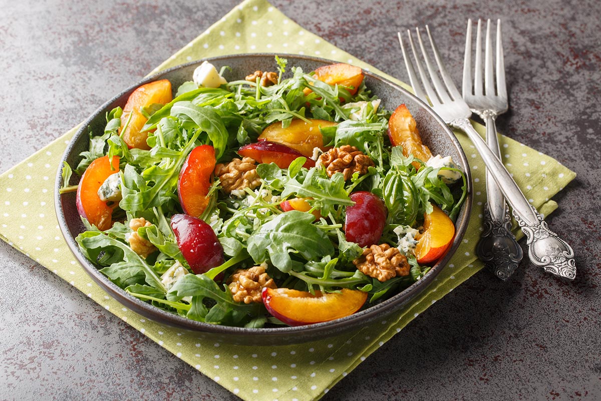 Салат со сливой