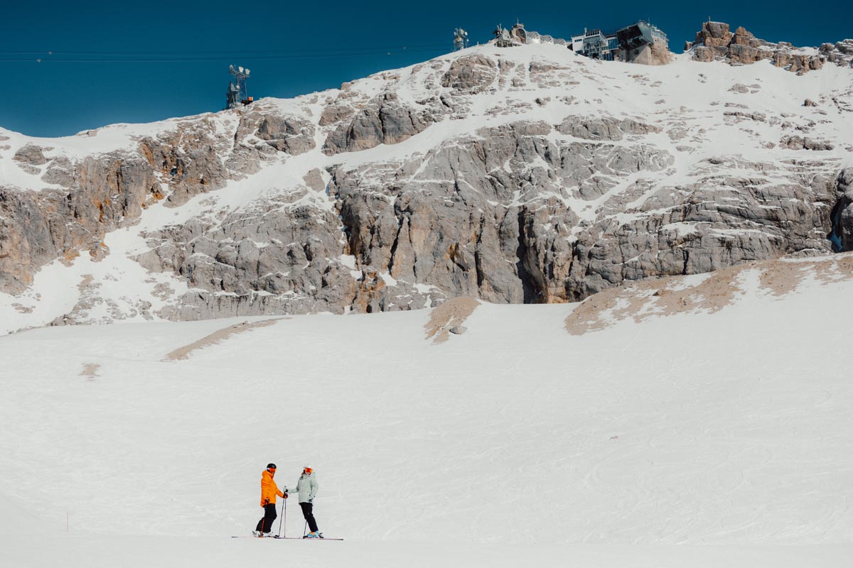 Пара на горнолыжном курорте