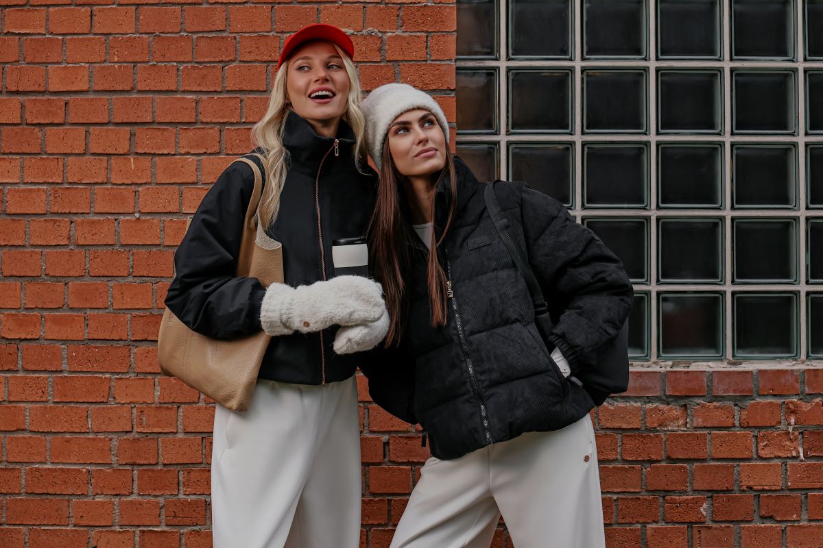 черная короткая куртка