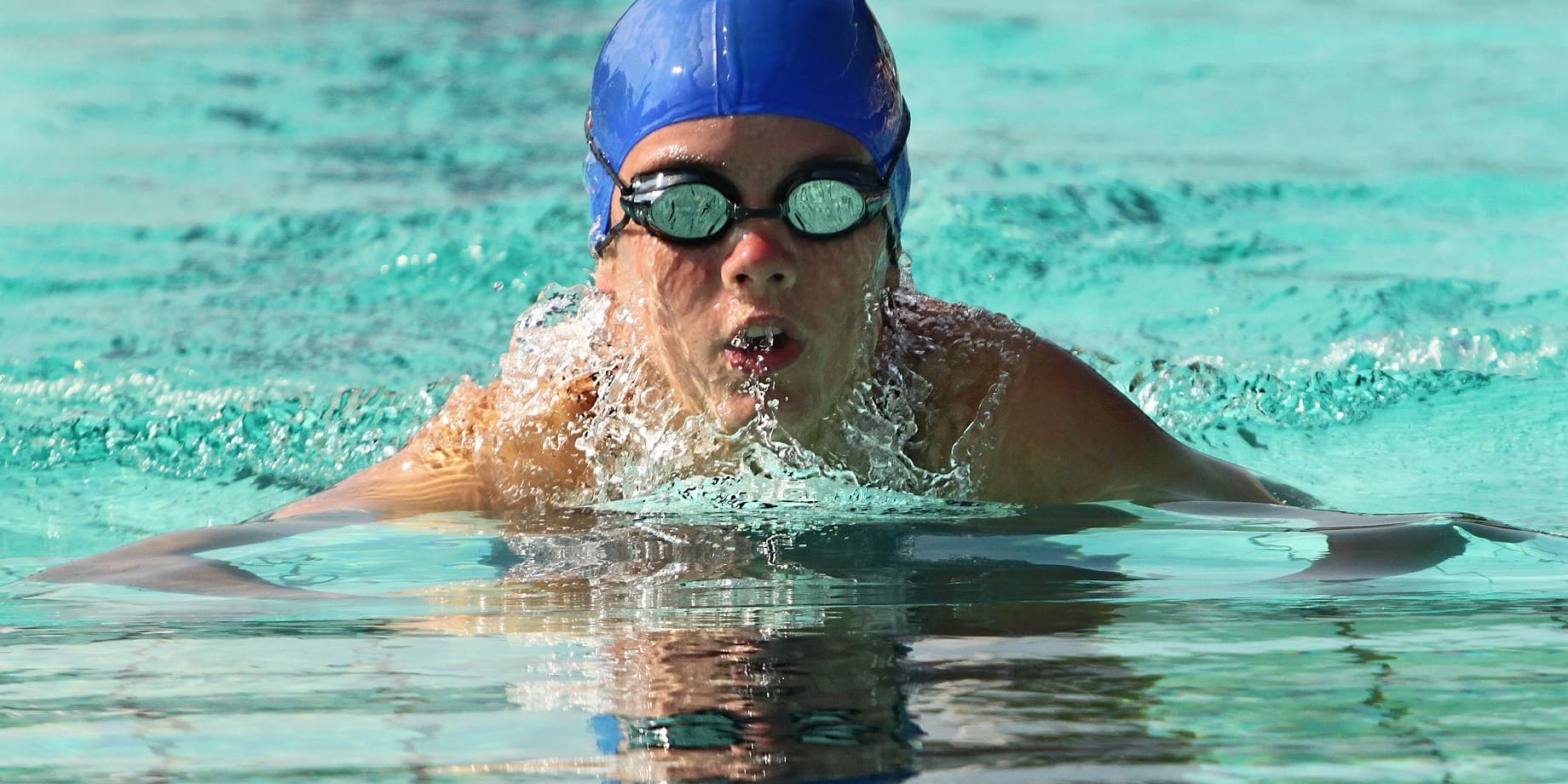 Speedo плавание. Саначев Антон плавание. Шапочка для плавания на пловце. Пловец в шапочке. Пловец в очках.