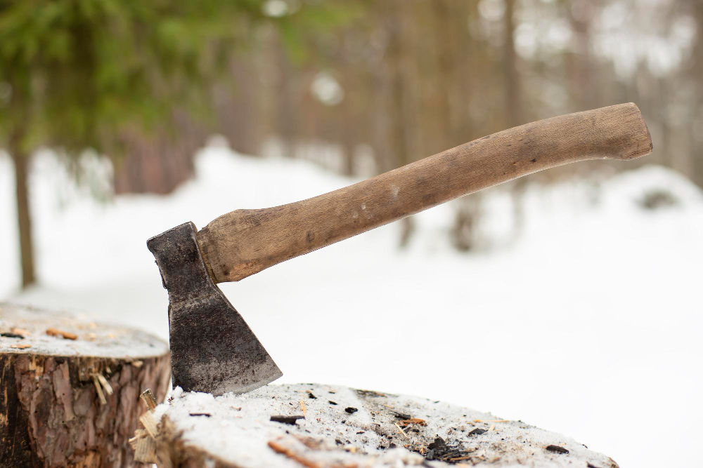 Топор для охоты в тайге