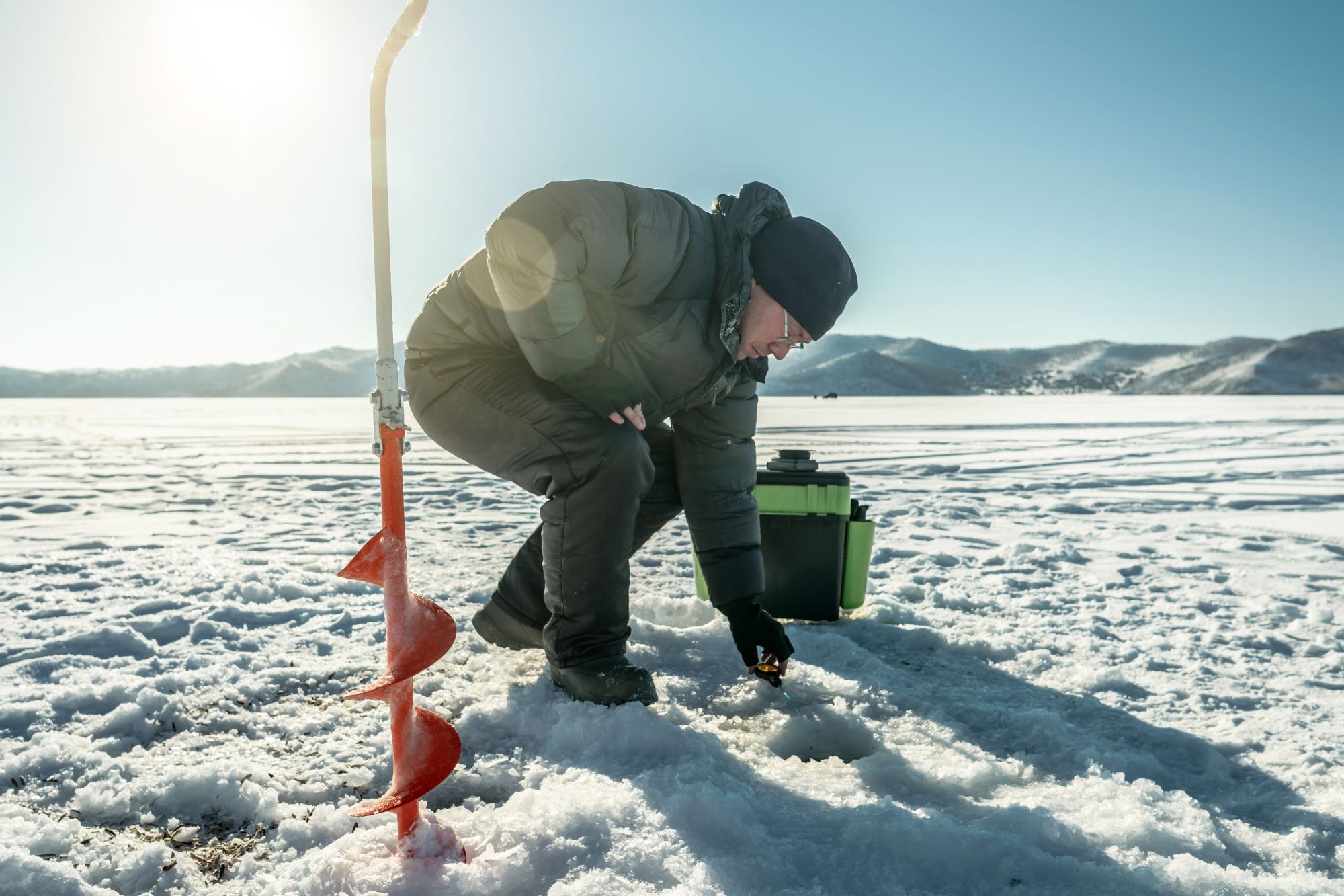 Рыбак зимой на Байкале
