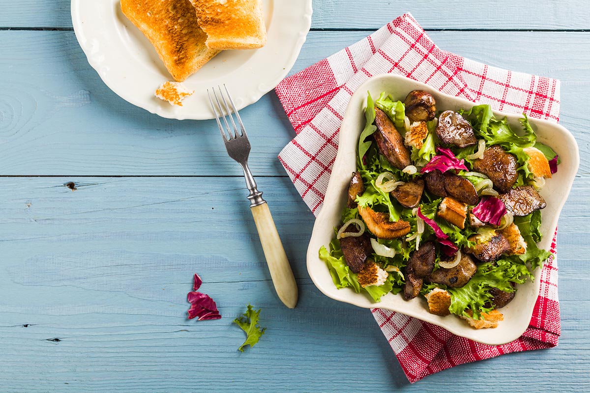 Теплый салат с куриной печенью