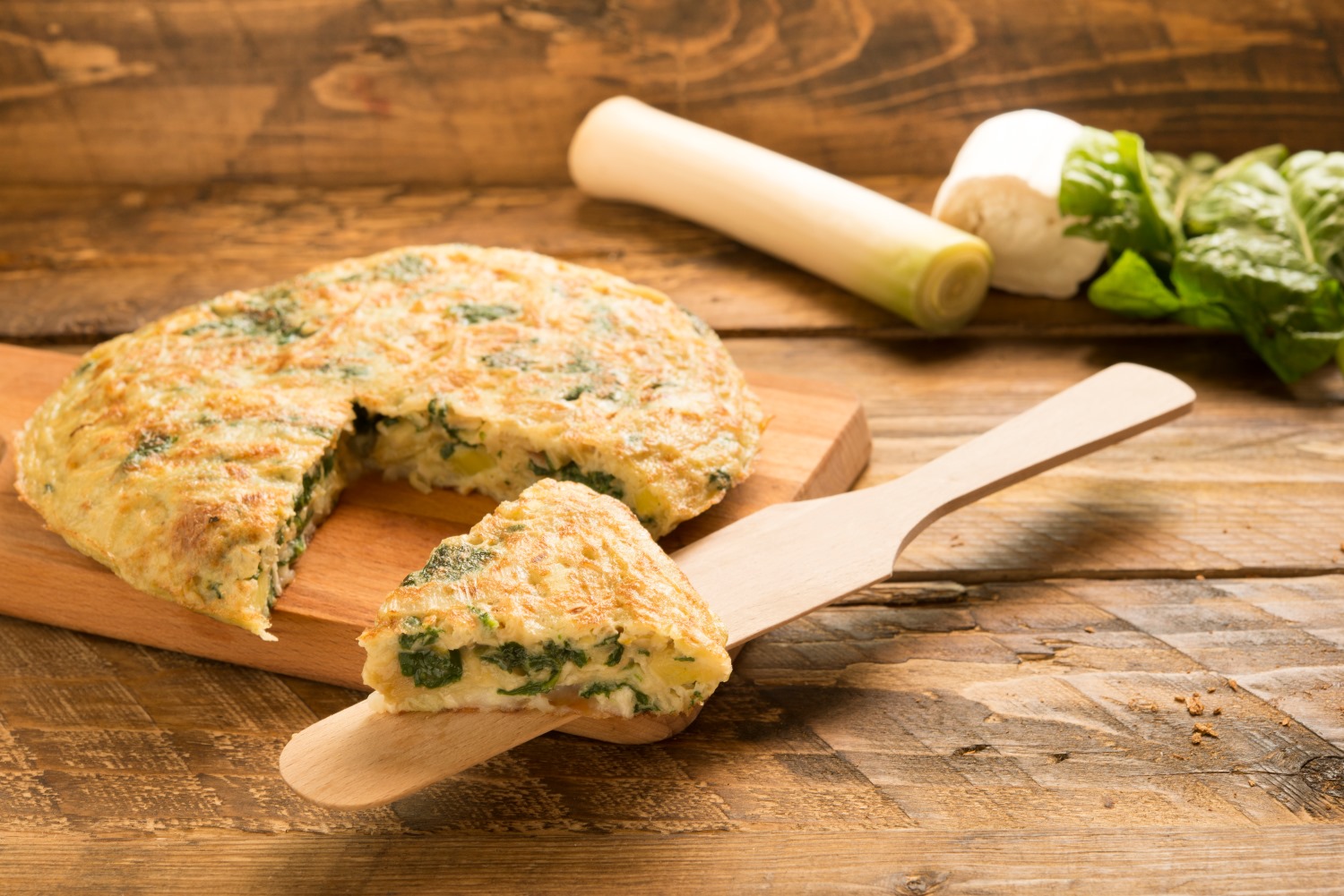 Омлет с теплым шпинатом и козьим сыром