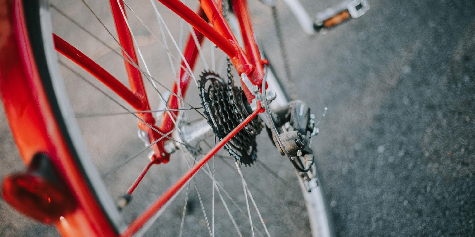 Можно ставить велосипед на. Велосипед с красными колесами. Велосипедист в Красном. Красный велосипед на мосту. На заднем плане велосипед\.