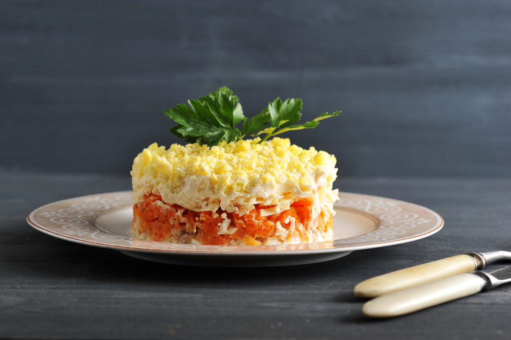 Мимоза с йогуртово-сырным соусом