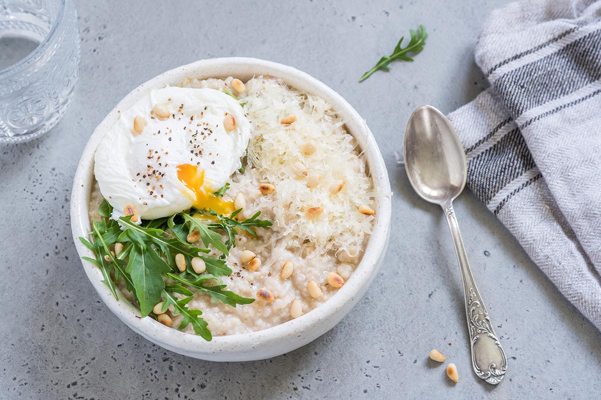 Овсяная каша с яйцом пашот