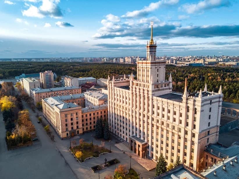 Набережная водохранилища возле ОбьГЭС