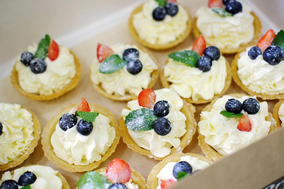 Тарталетки с заварным кремом и свежими ягодами