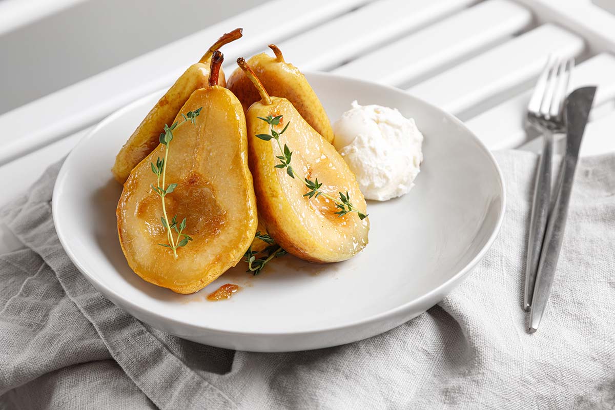 Запеченная груша с корицей и медом