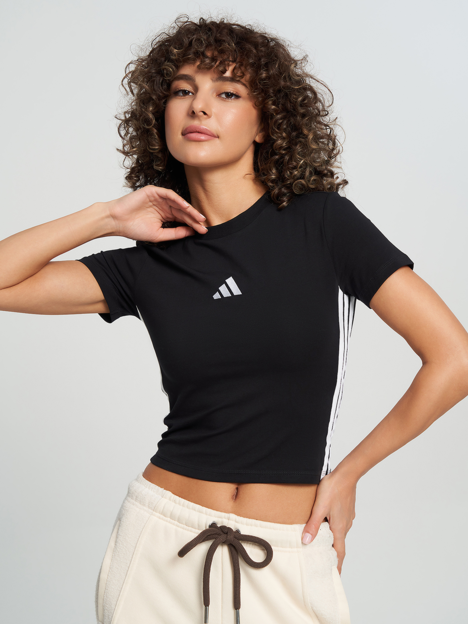 Изображение товара Adidas женская футболка приталенного кроя с коротким рукавом логотип Изображение товара Adidas женская футболка приталенного кроя с коротким рукавом логотип