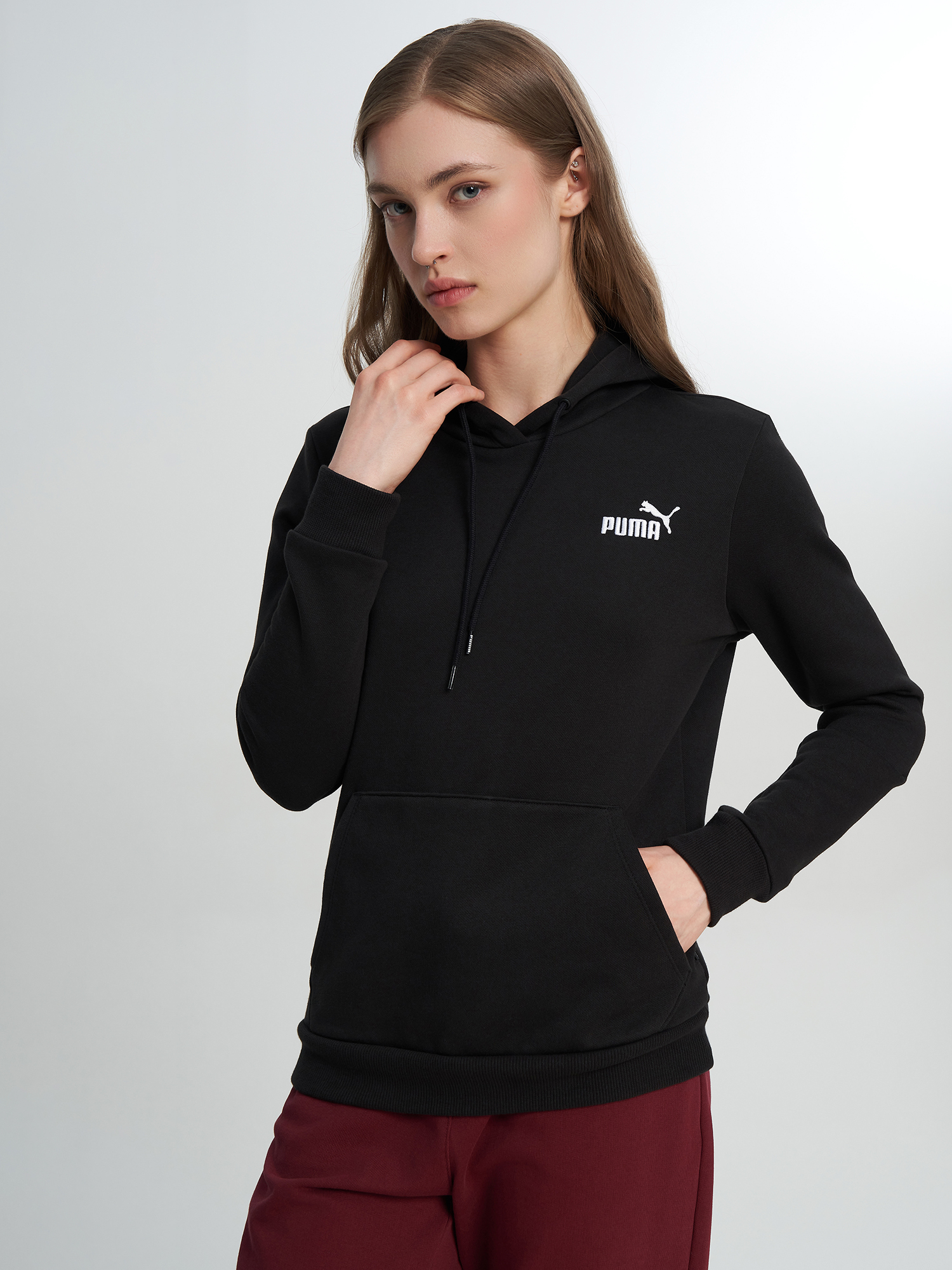Изображение товара Женское худи PUMA ESS+ Embroidery черное зауженное с капюшоном
