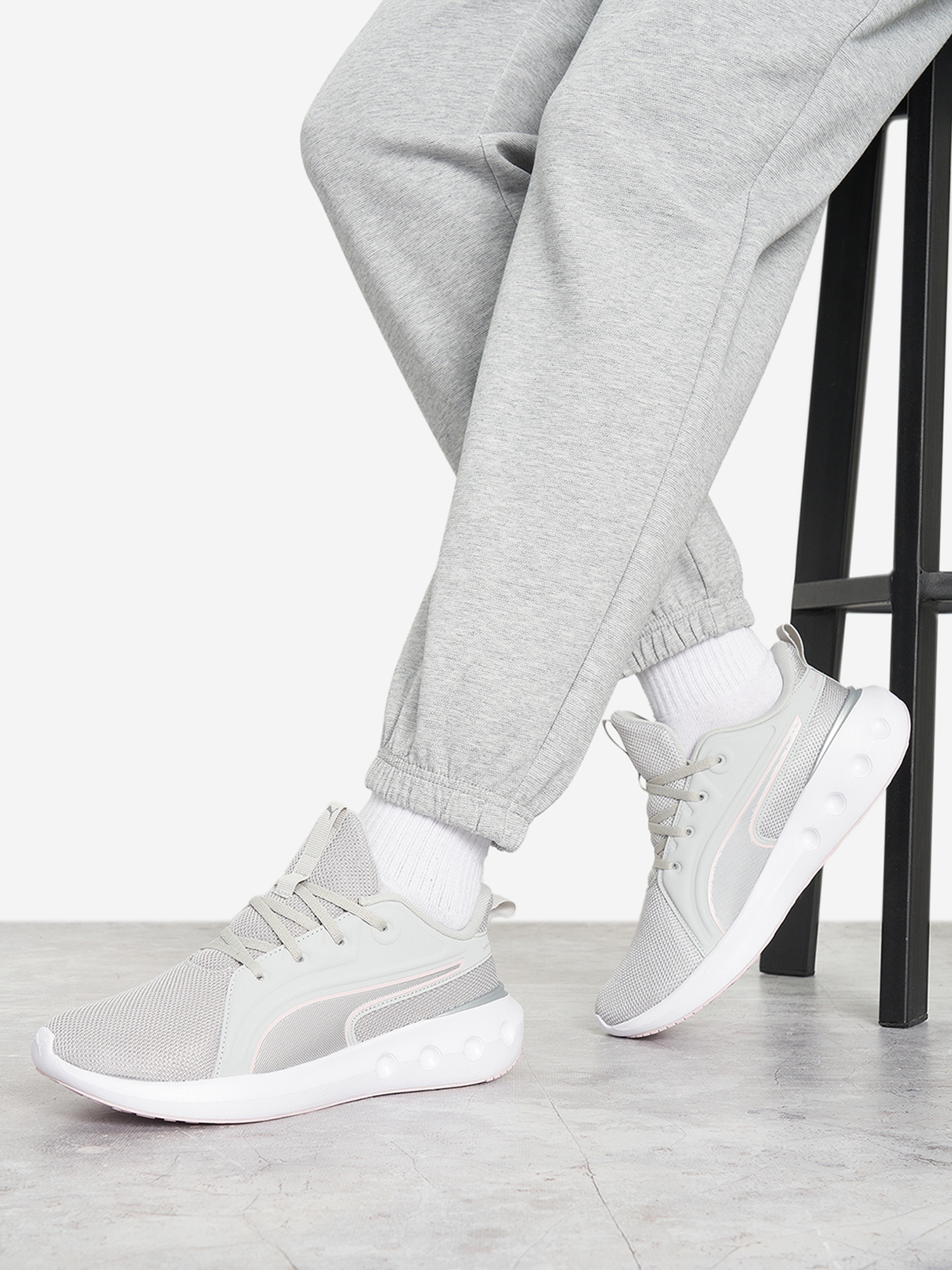Изображение товара Кроссовки женские PUMA Softride Carson, Серый/белый