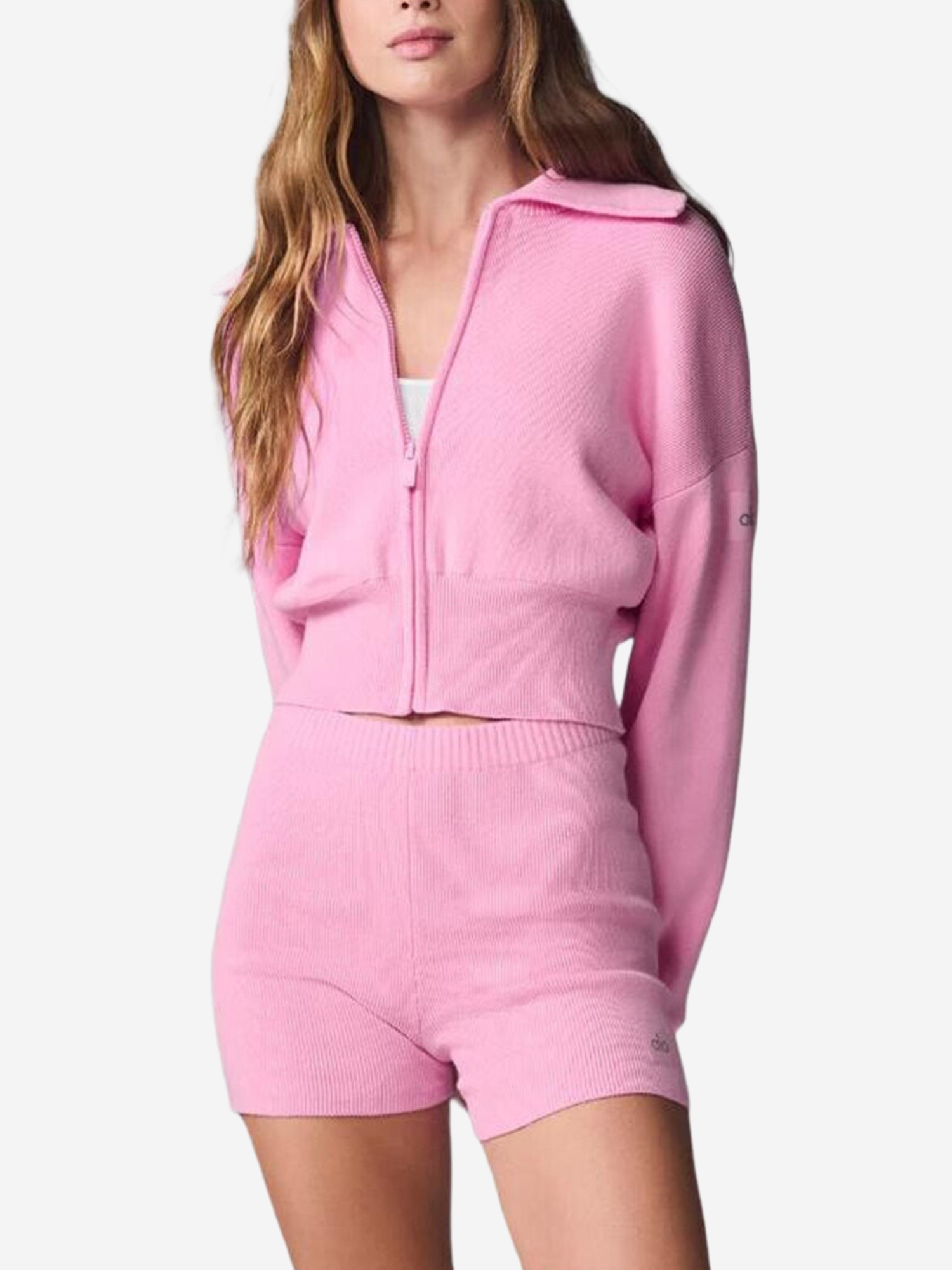 Изображение товара Alo Yoga Scholar: укороченная розовая куртка для спорта и путешествий