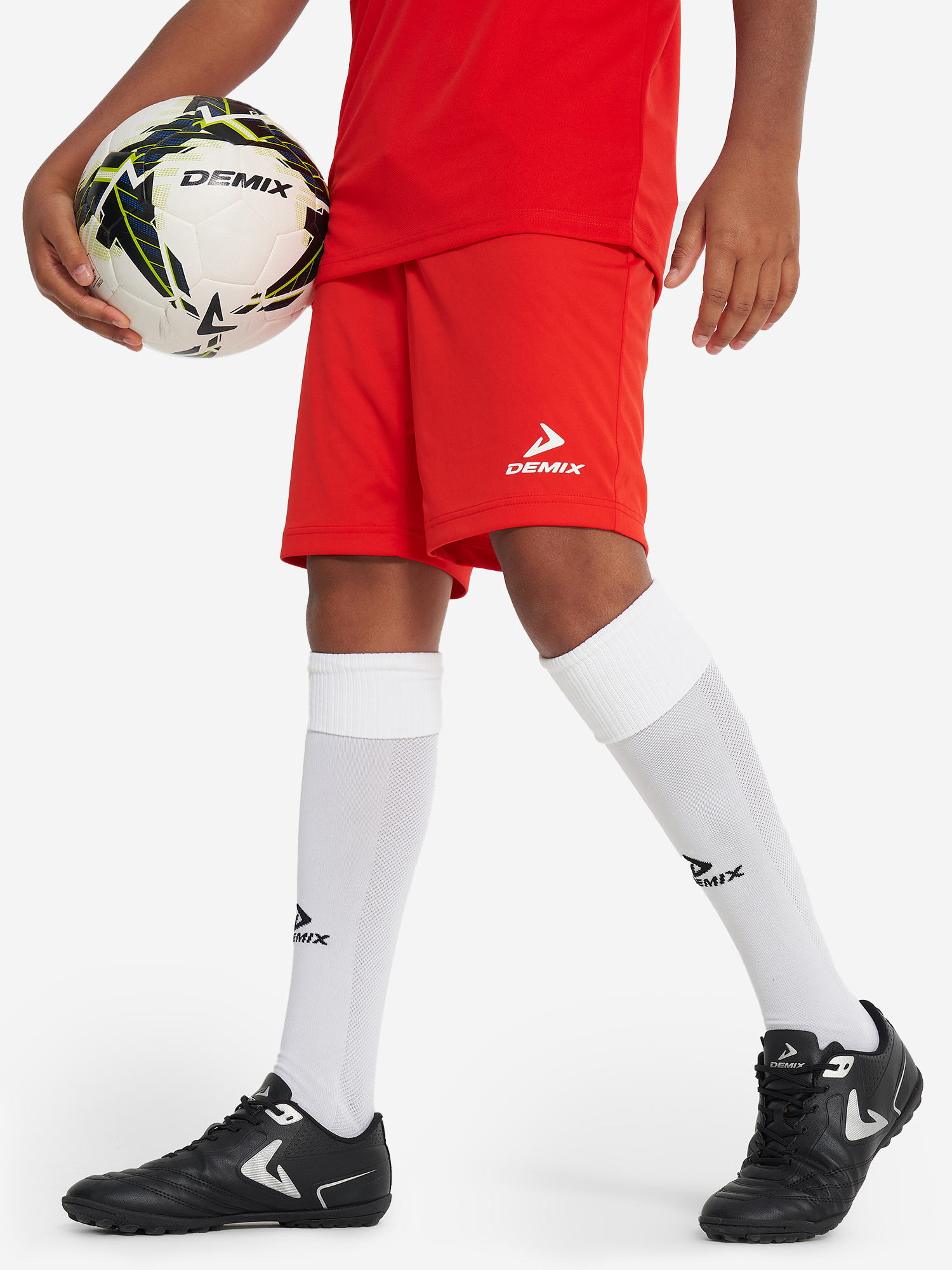 Изображение товара Эффективные футбольные шорты Demix для мальчиков с влаготводящей технологией и регулируемым поясом Изображение товара Эффективные футбольные шорты Demix для мальчиков с влаготводящей технологией и регулируемым поясом