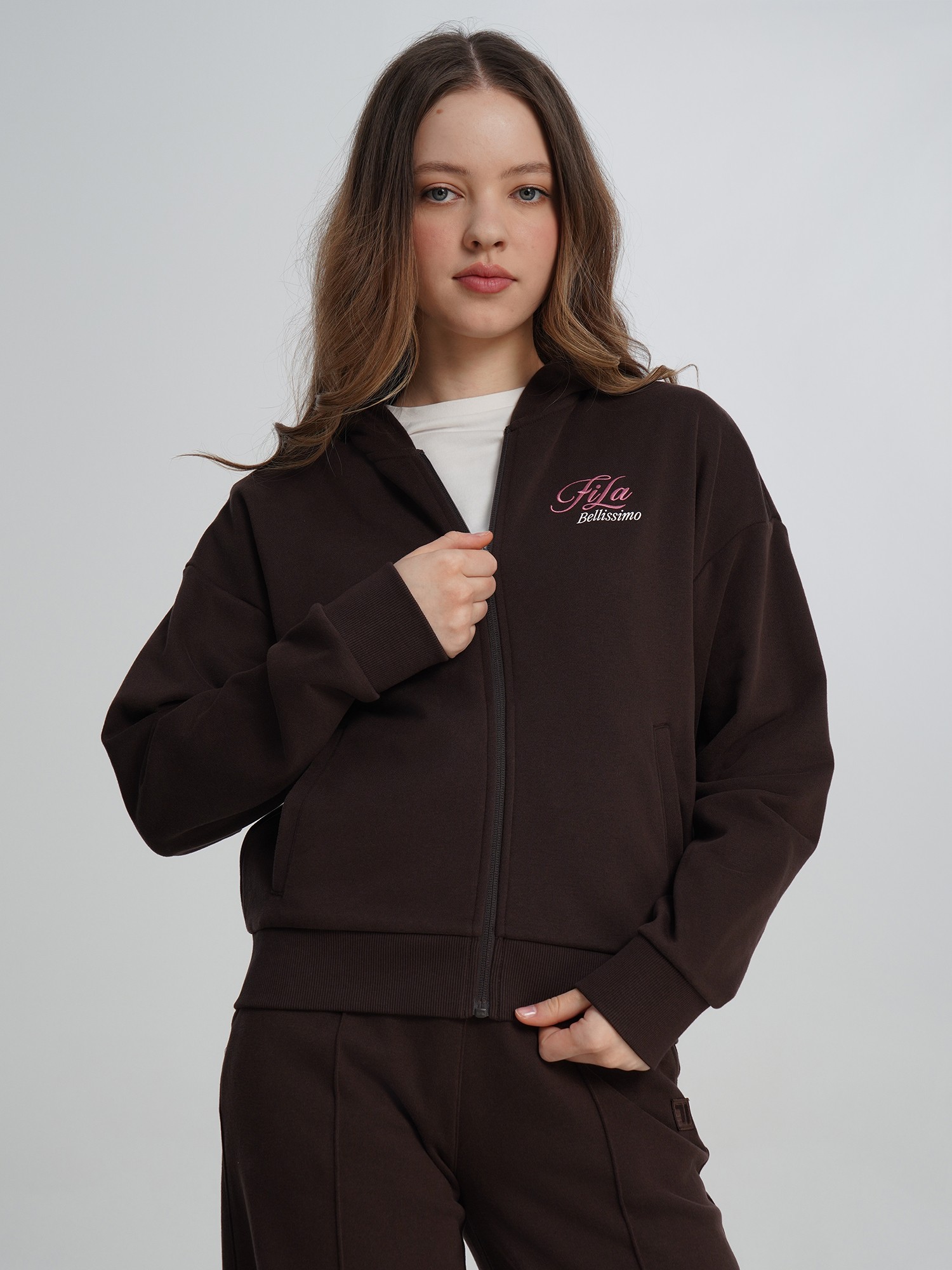 Изображение товара Толстовка женская FILA темно коричневая свободный крой молния капюшон 2 кармана