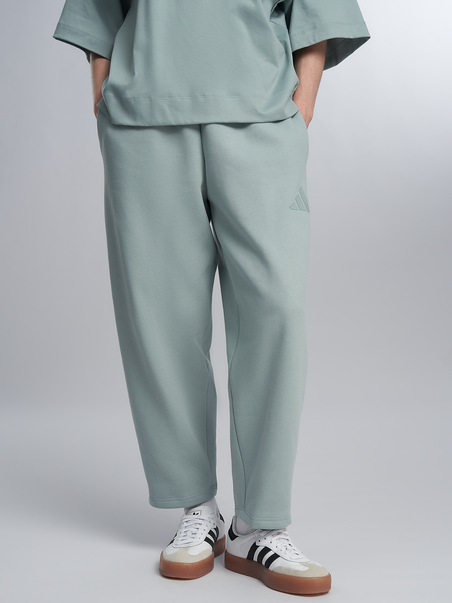 Изображение товара Брюки женские Adidas KC5265A01- джоггеры свободного кроя Изображение товара Брюки женские Adidas KC5265A01- джоггеры свободного кроя