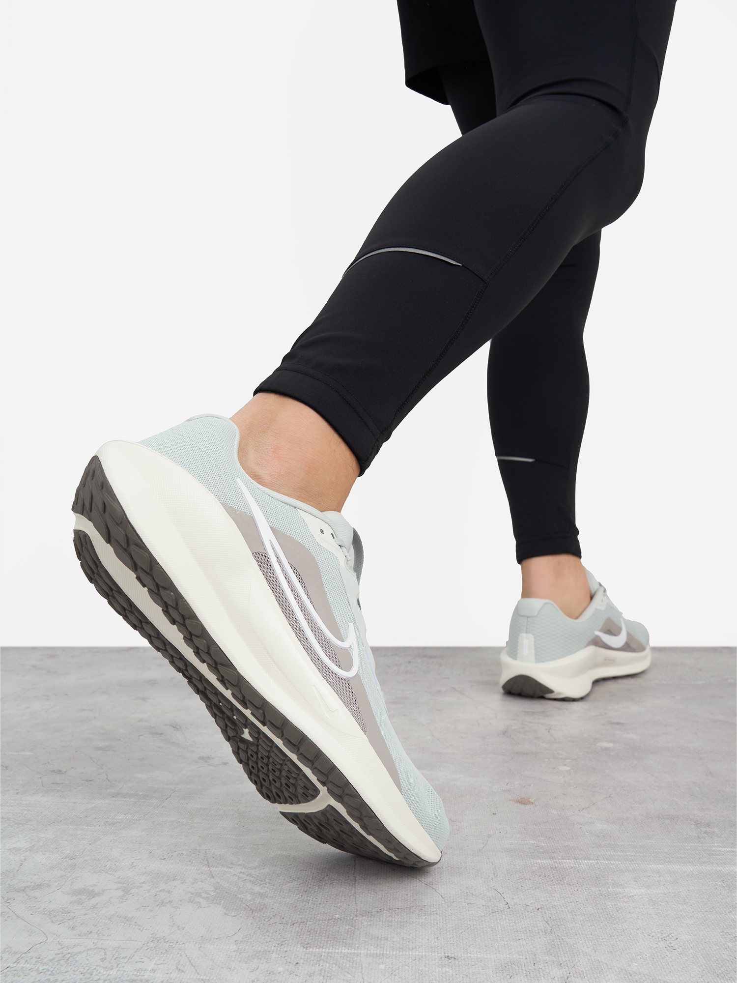 Изображение товара Кроссовки мужские Nike Downshifter 13, Светло-серебристый/белый/серый