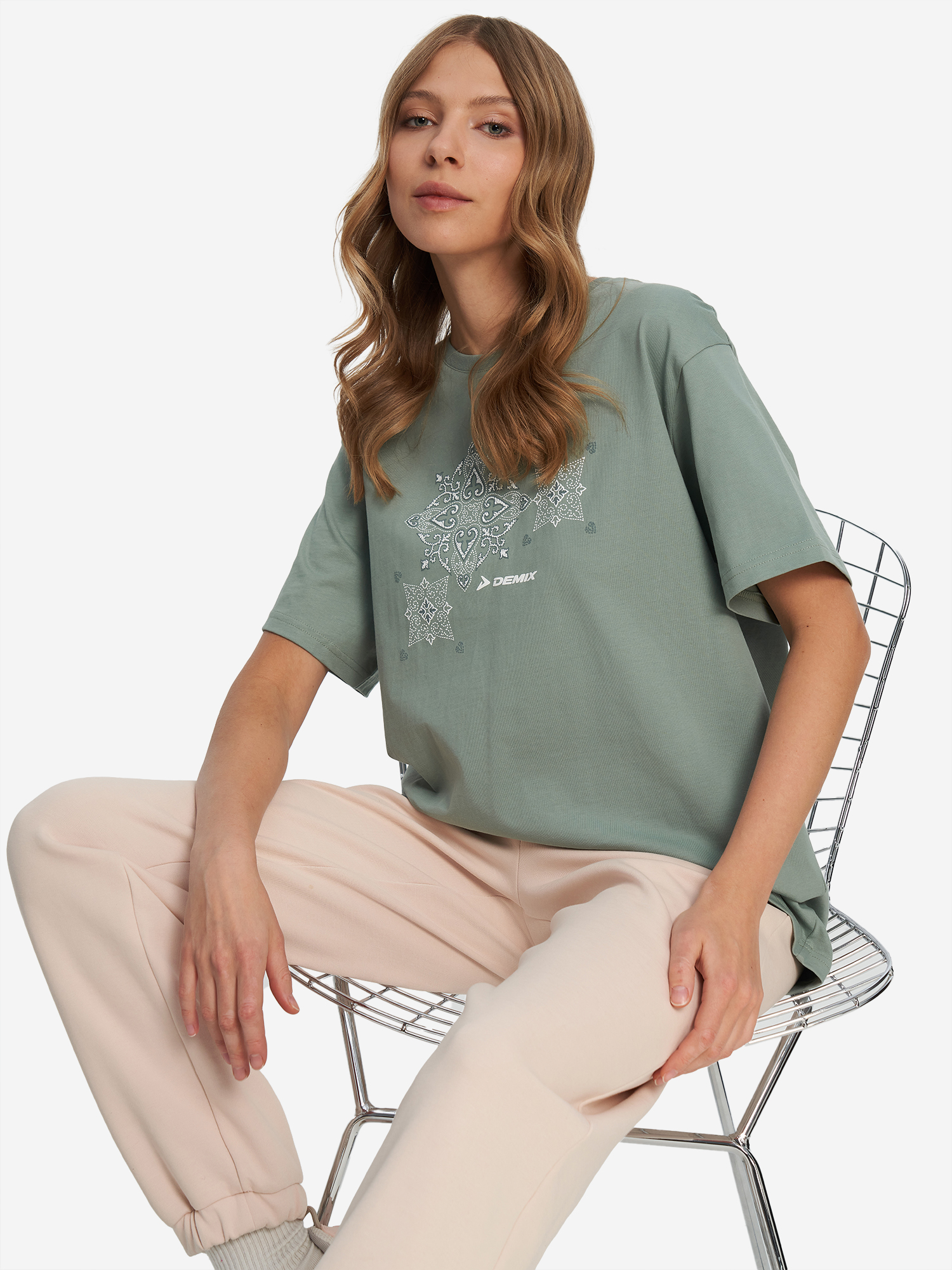 Изображение товара Женская оверсайз футболка Demix с принтом и свободным кроем