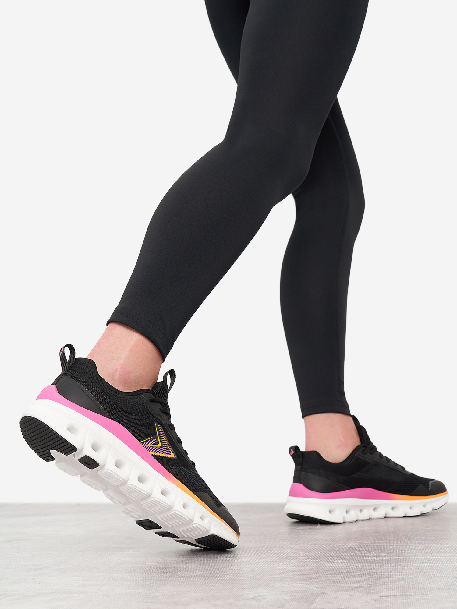 Изображение товара Женские кроссовки Demix Cosmic для бега на асфальте и дорожке