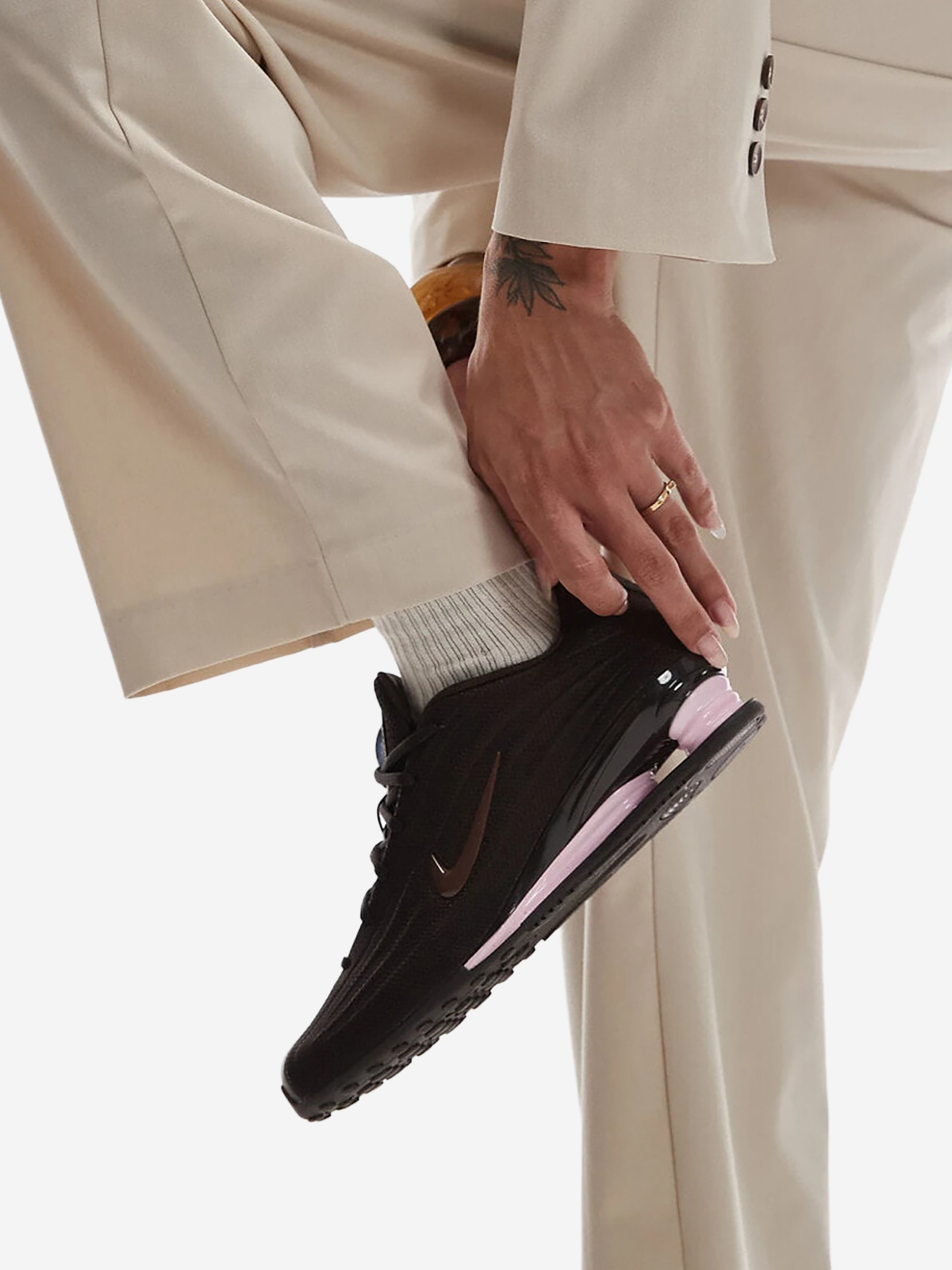 Изображение товара Кроссовки женские Nike Shox Z, Коричневый