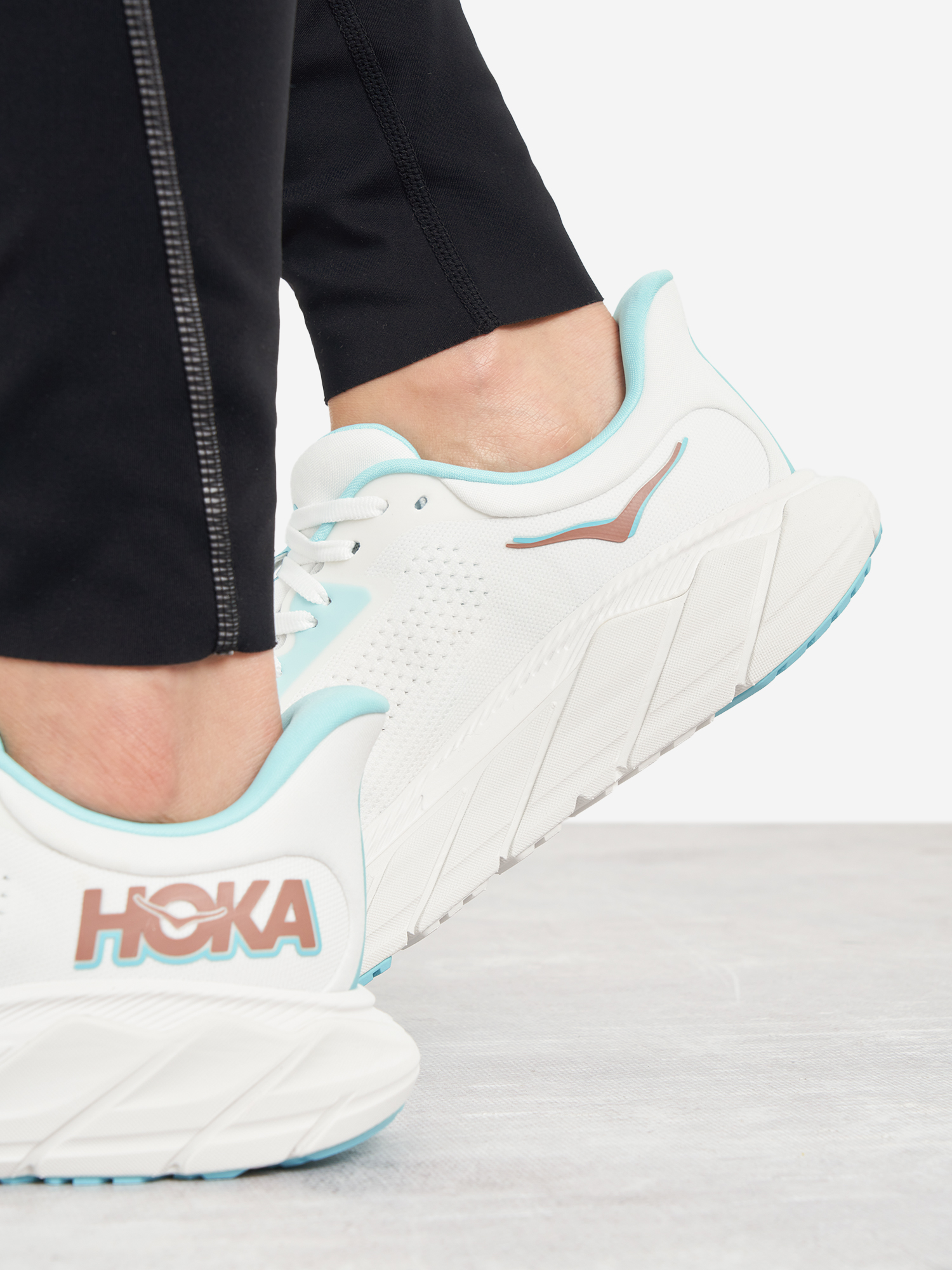 фото Кроссовки женские hoka one one arahi 7, белый