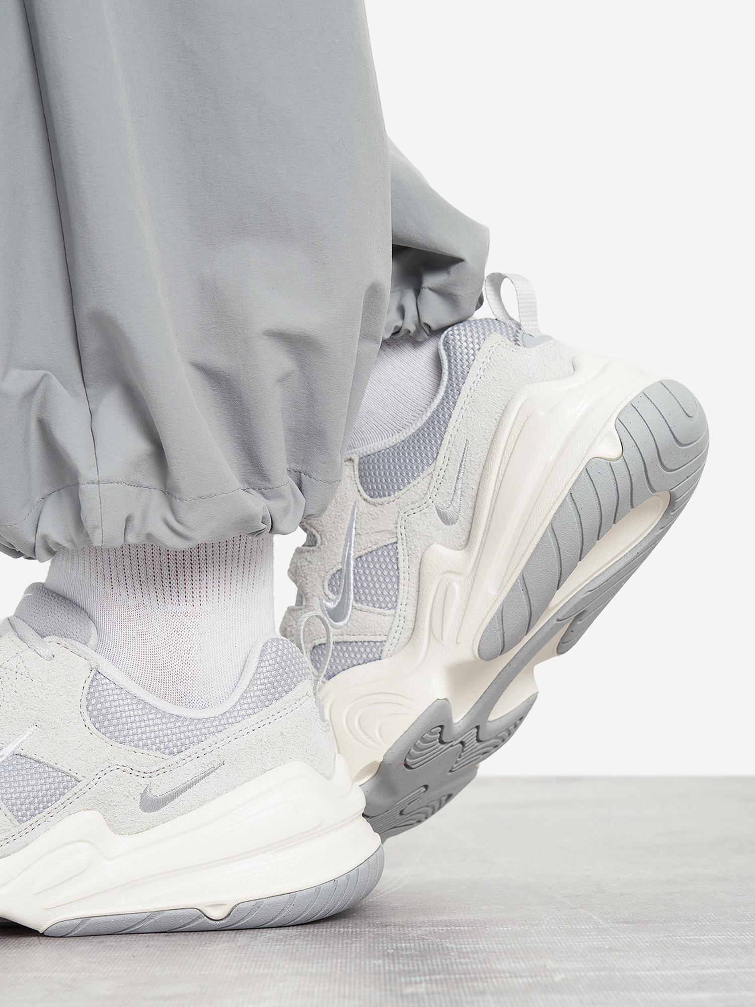 фото Кроссовки женские nike tech hera, серый