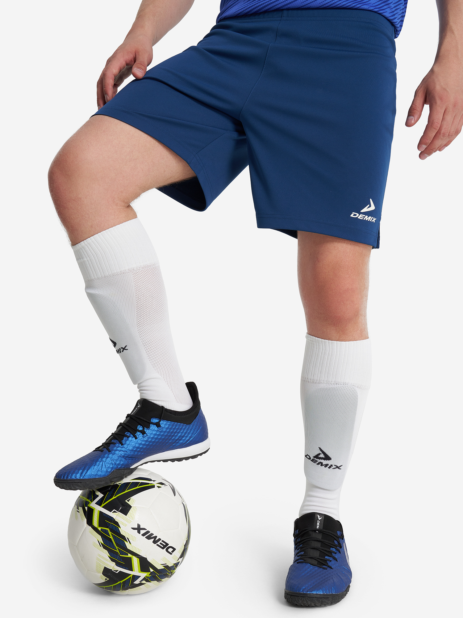 Изображение товара Мужские шорты Demix Legacy для футбола и отдыха легкий материал