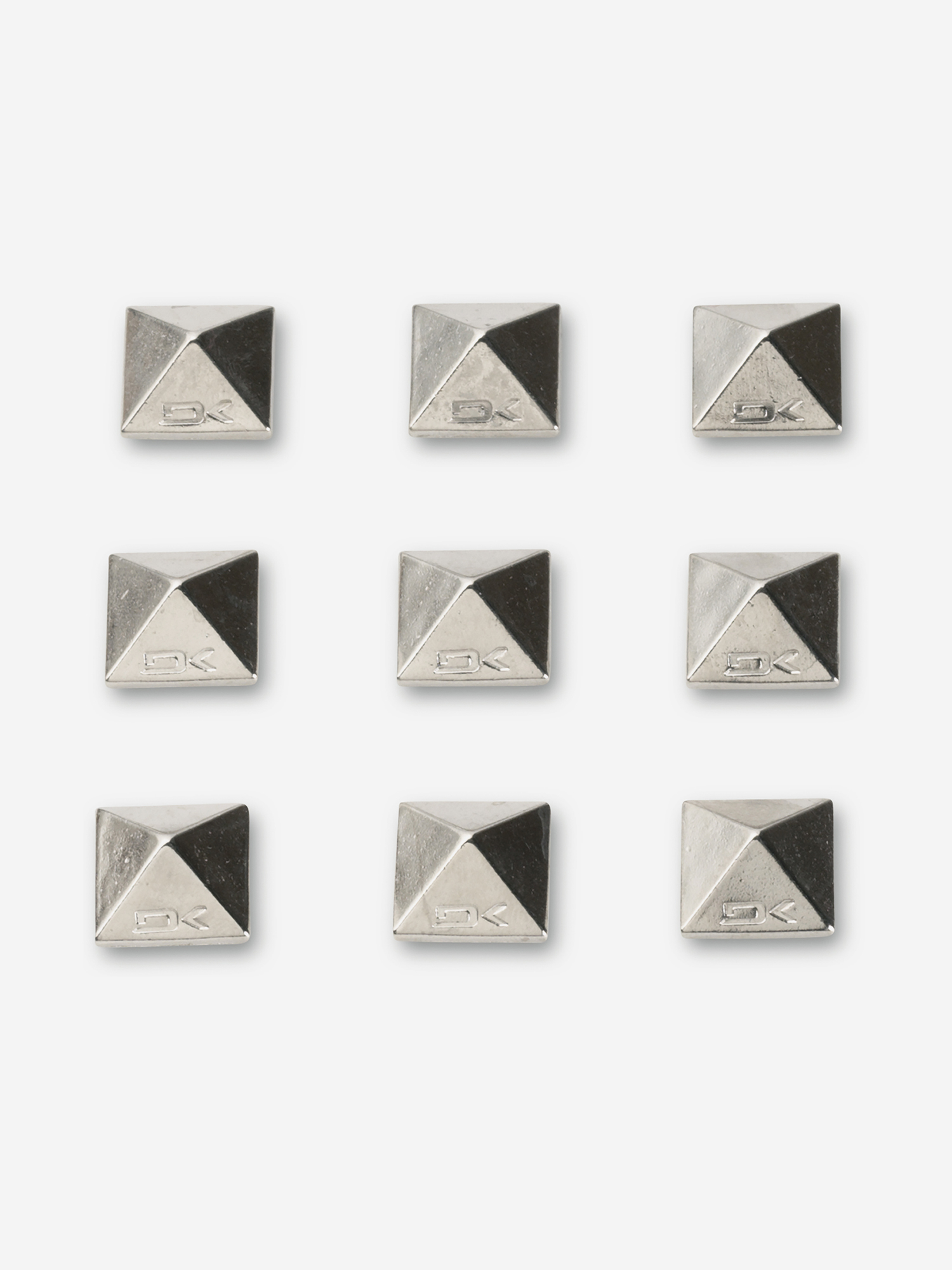 

Наклейка на сноуборд Dakine PYRAMID STUDS CHROME, Серебряный