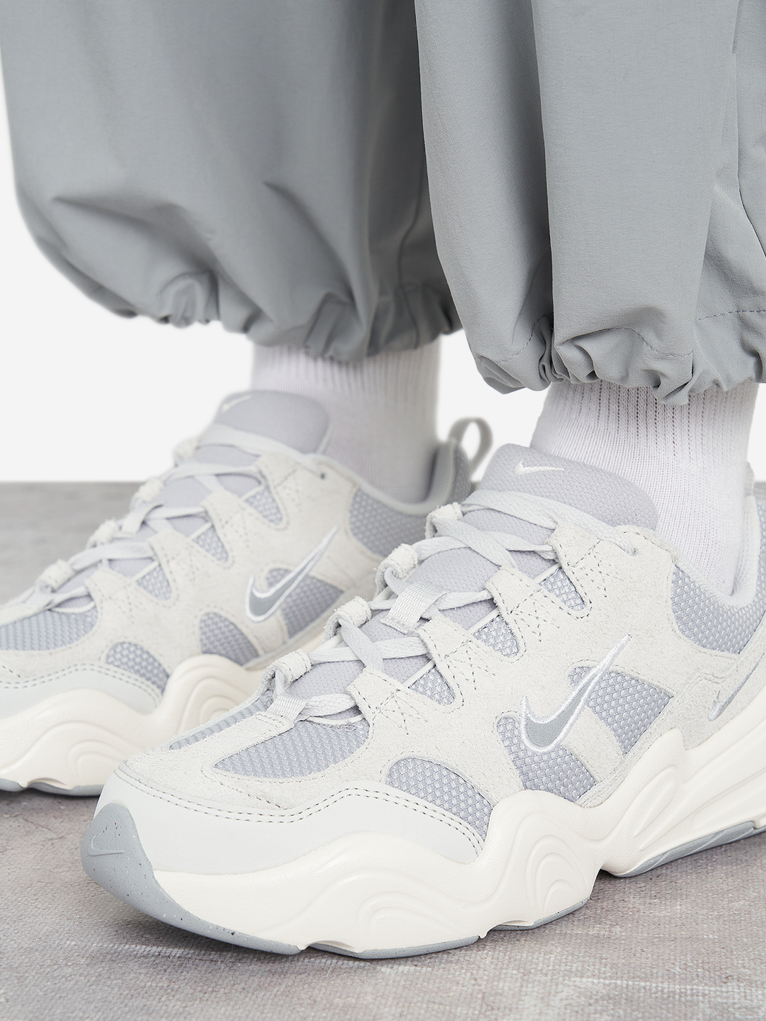 фото Кроссовки женские nike tech hera, серый