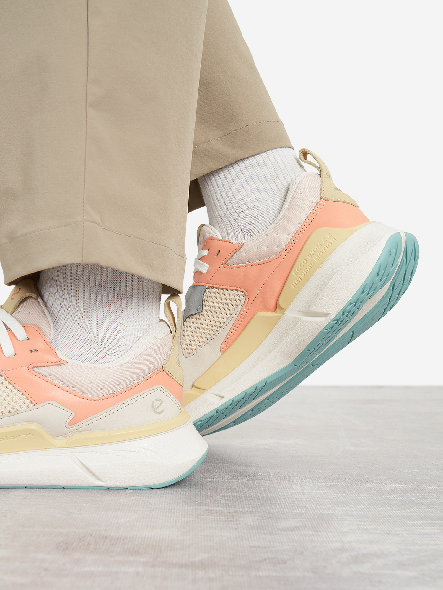фото Кроссовки женские ecco biom 2.2, бежевый