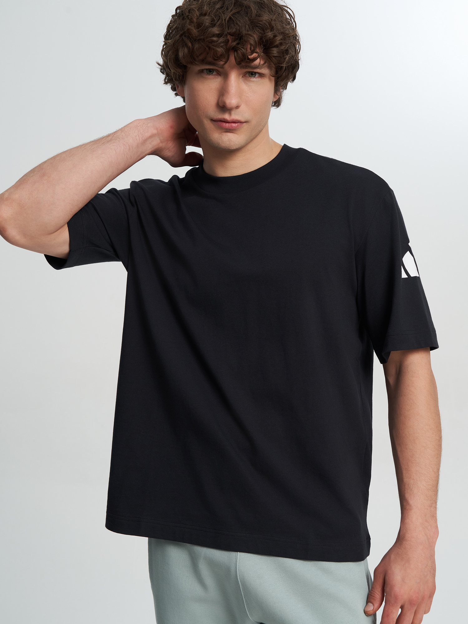 Изображение товара Мужская футболка adidas с логотипом из натурального хлопка для спорта и повседневной носки Изображение товара Мужская футболка adidas с логотипом из натурального хлопка для спорта и повседневной носки