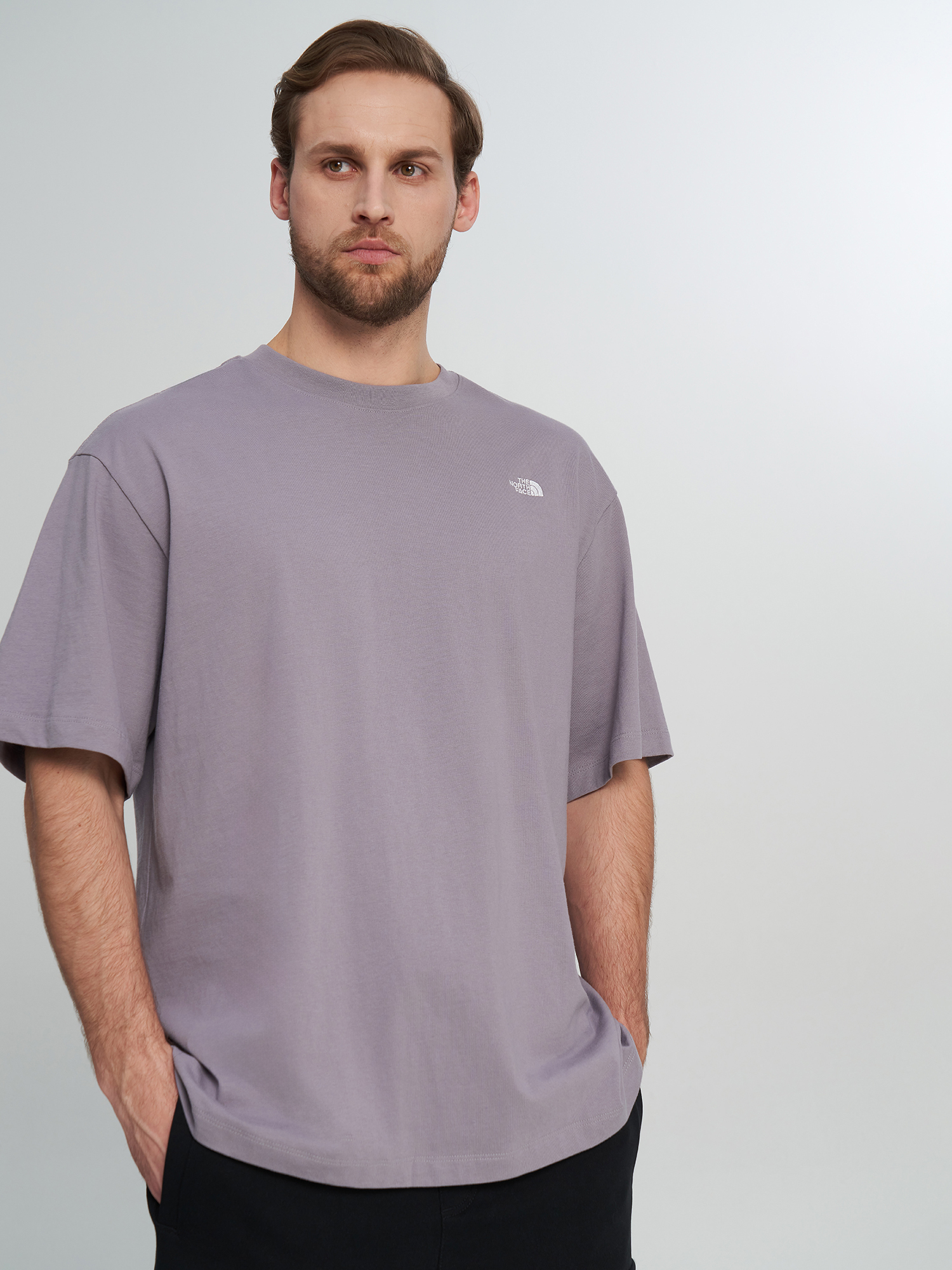 Изображение товара Мужская оверсайз футболка The North Face Essential с логотипом Изображение товара Мужская оверсайз футболка The North Face Essential с логотипом