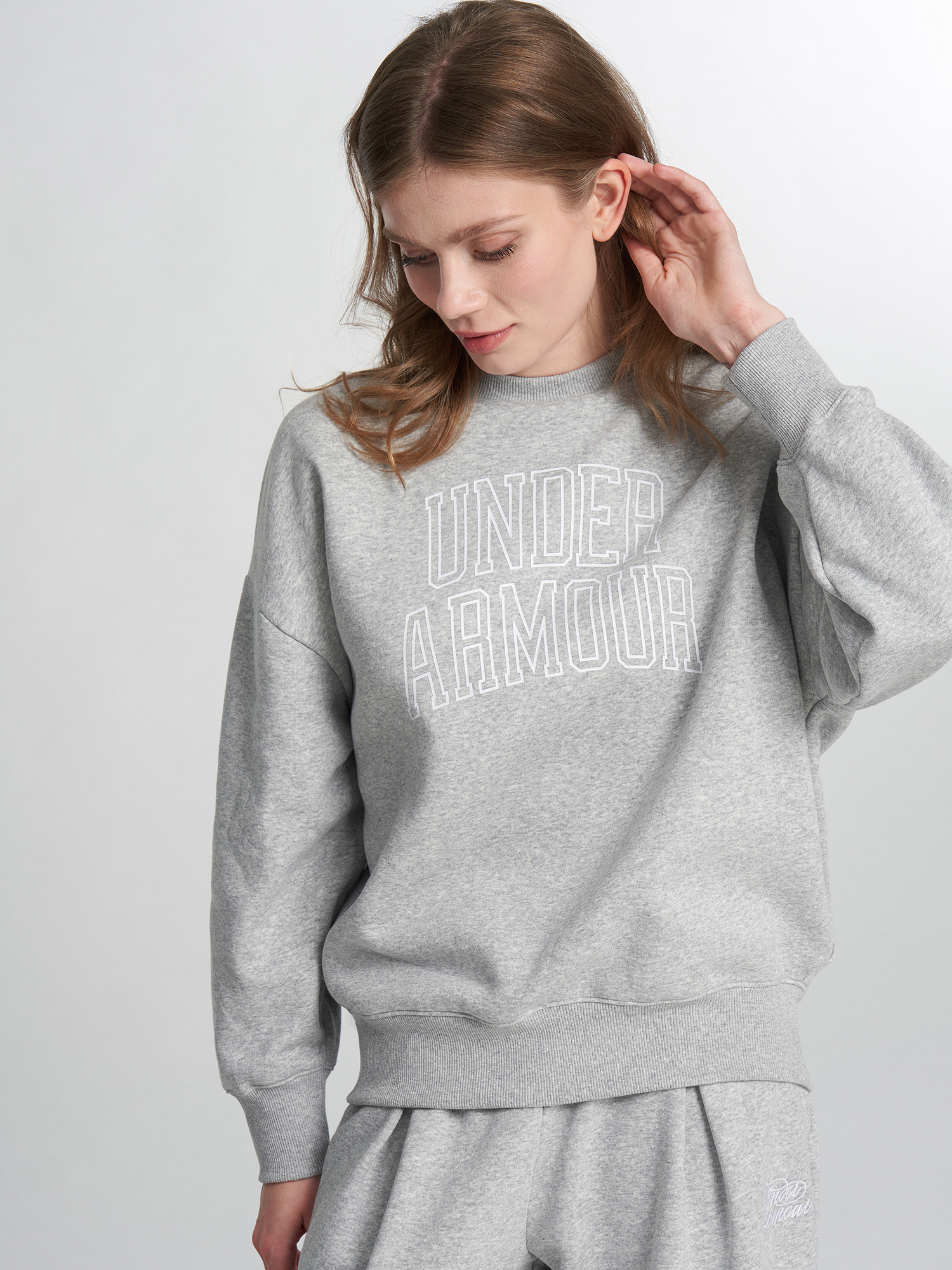 Изображение товара Женский свитшот Under Armour Rival Flc OS Varsity Crew Оверсайз серый Изображение товара Женский свитшот Under Armour Rival Flc OS Varsity Crew Оверсайз серый