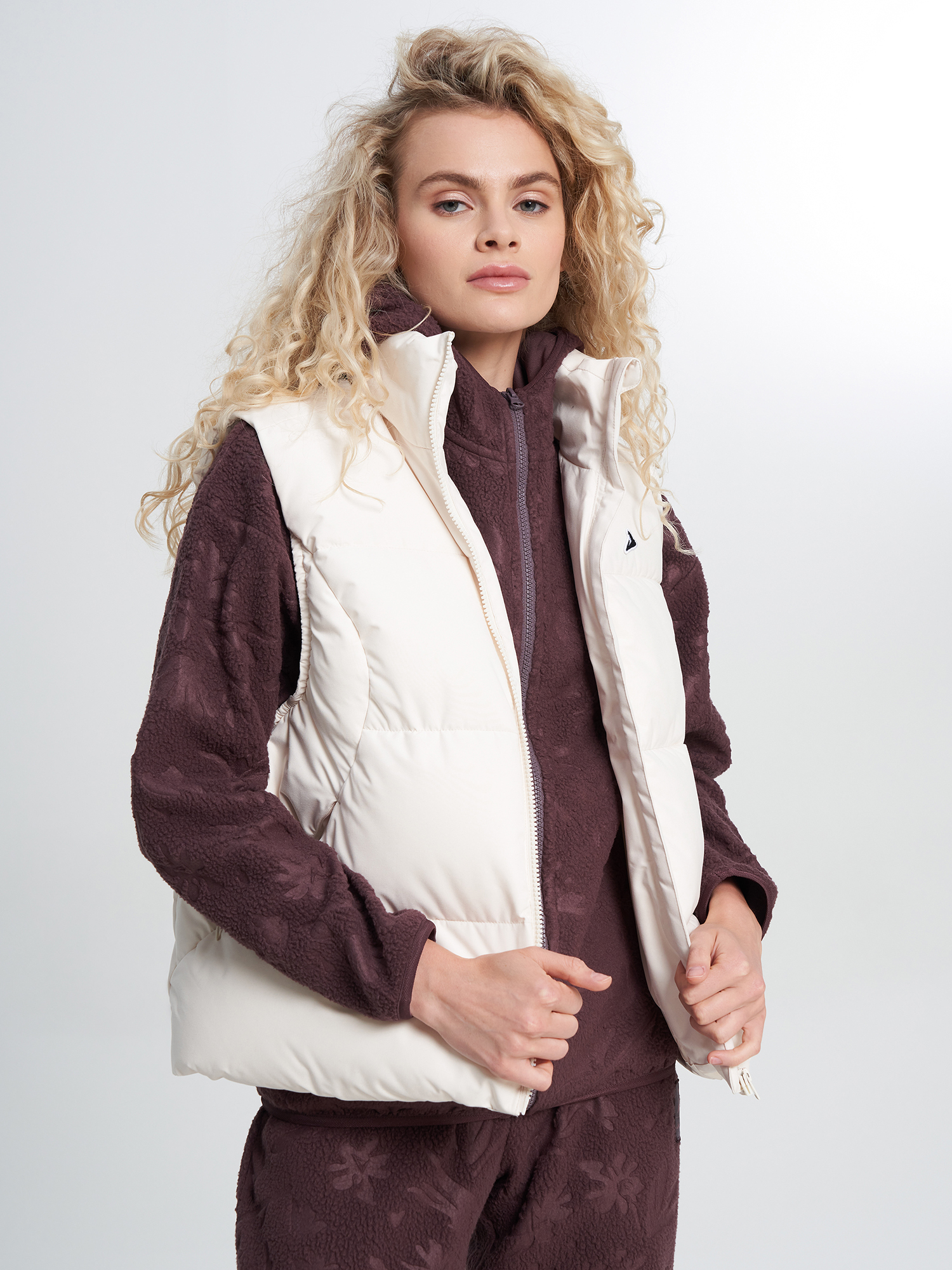 Изображение товара Жилет утепленный женский оверсайз Demix Brand Love Pack, Кремовый Изображение товара Жилет утепленный женский оверсайз Demix Brand Love Pack, Кремовый