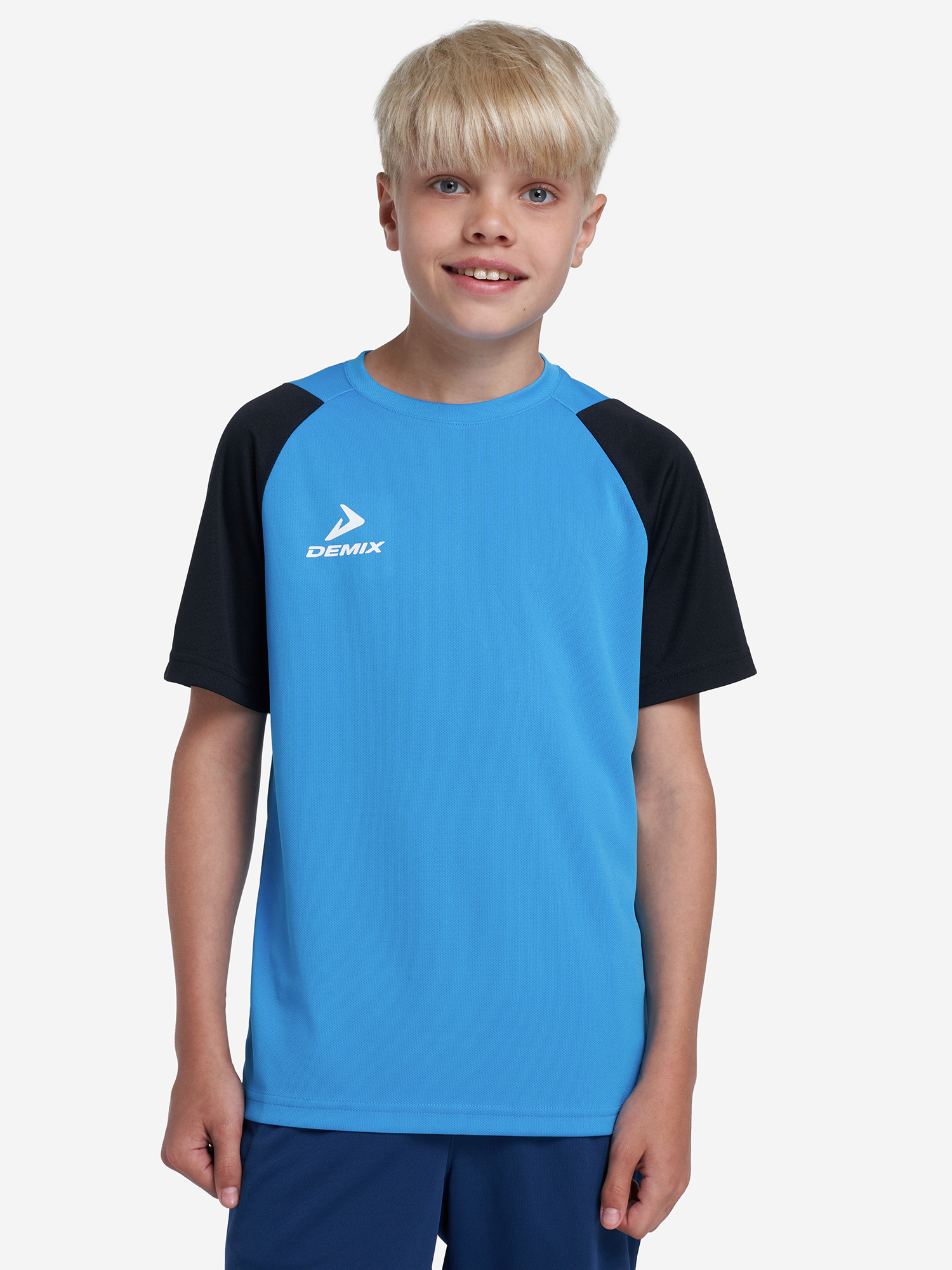 Изображение товара Футболка для мальчиков Demix Playmaker синяя с логотипом легкая Изображение товара Футболка для мальчиков Demix Playmaker синяя с логотипом легкая