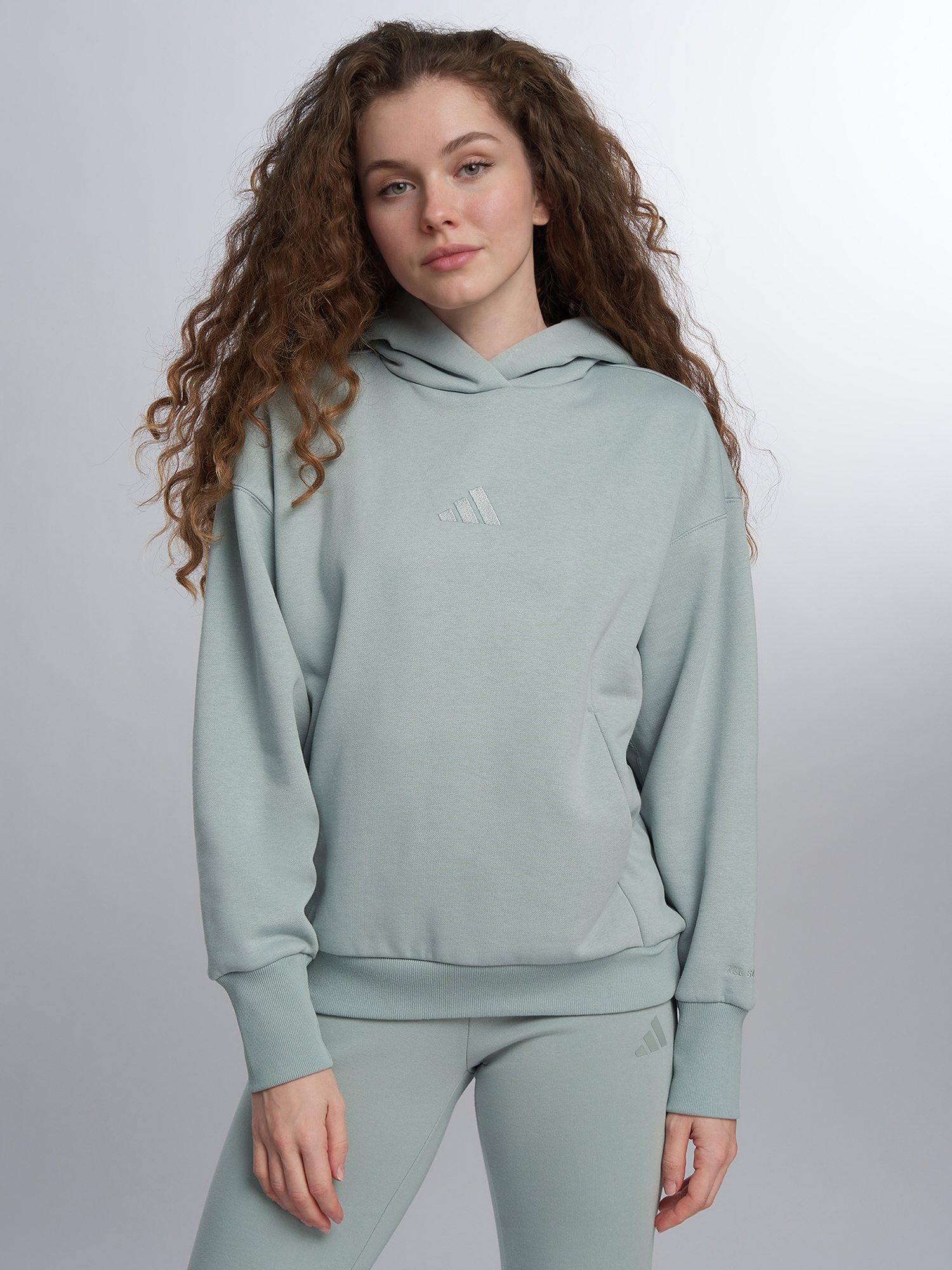 Изображение товара Женское худи adidas с капюшоном и логотипом, спортивный стиль, всесезонный