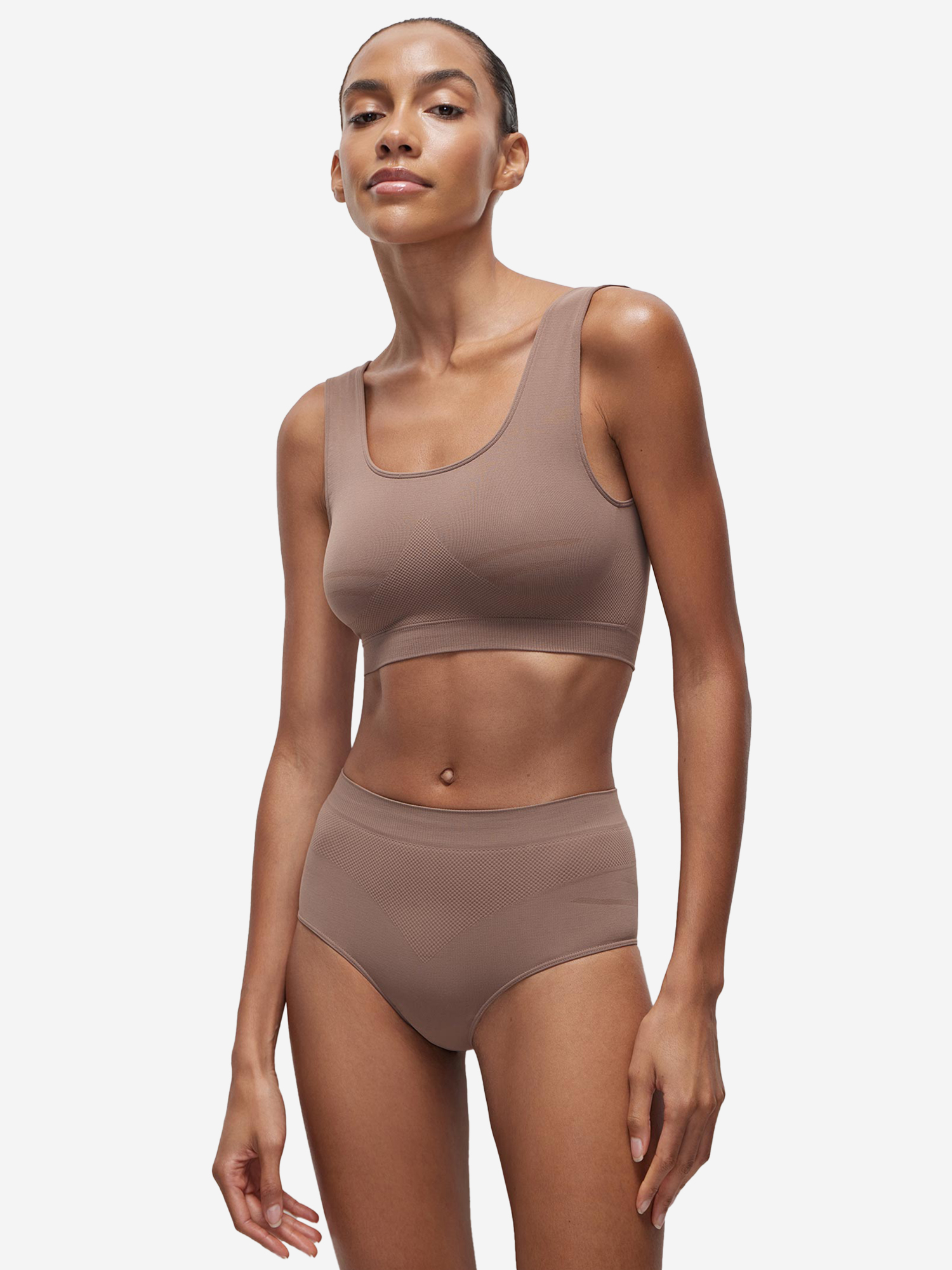 Изображение товара Топ на широких бретелях с чашкой-вкладышем belle you серо-бежевый