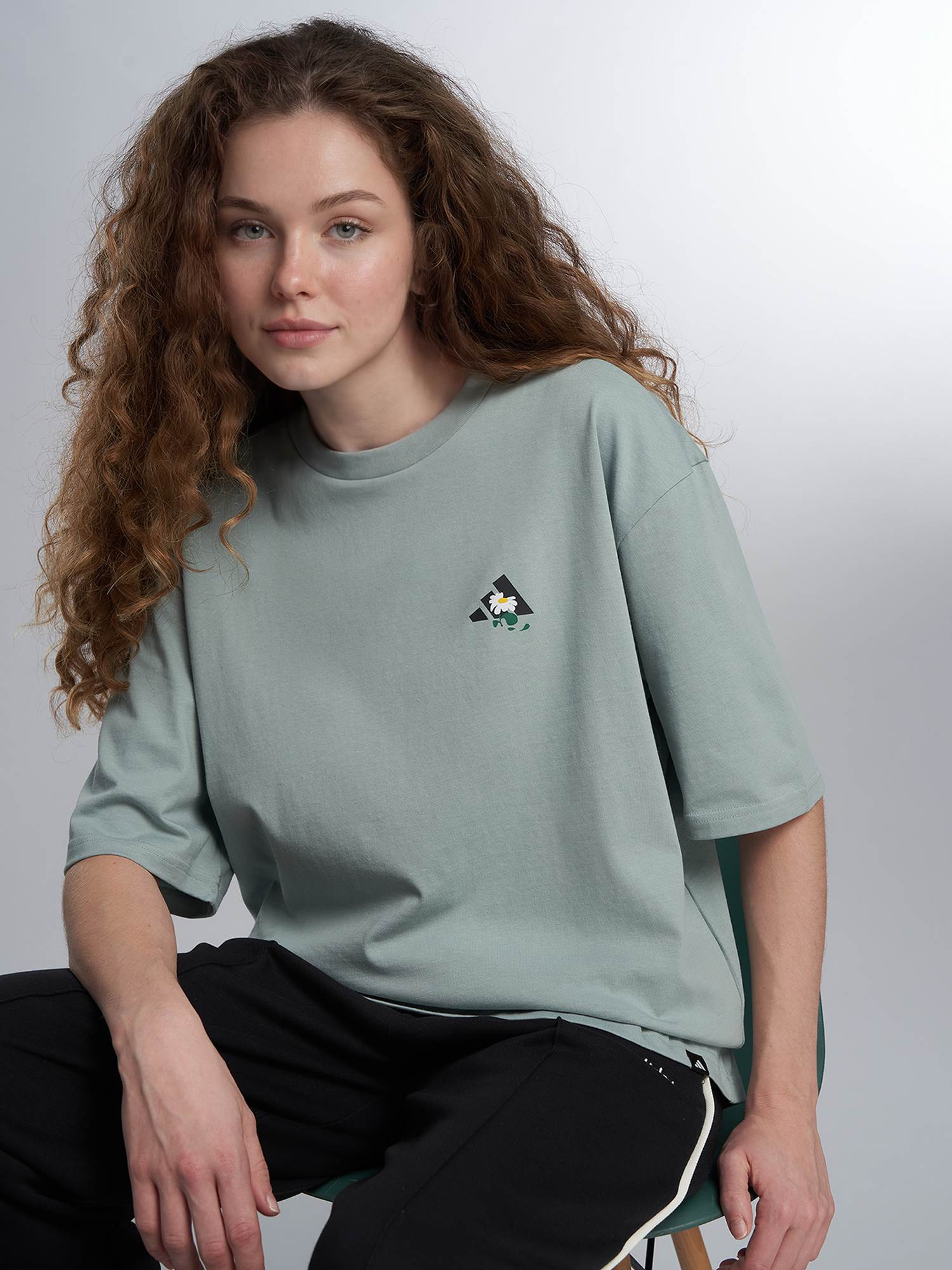 Изображение товара Женская футболка Adidas с логотипом для спортивного стиля