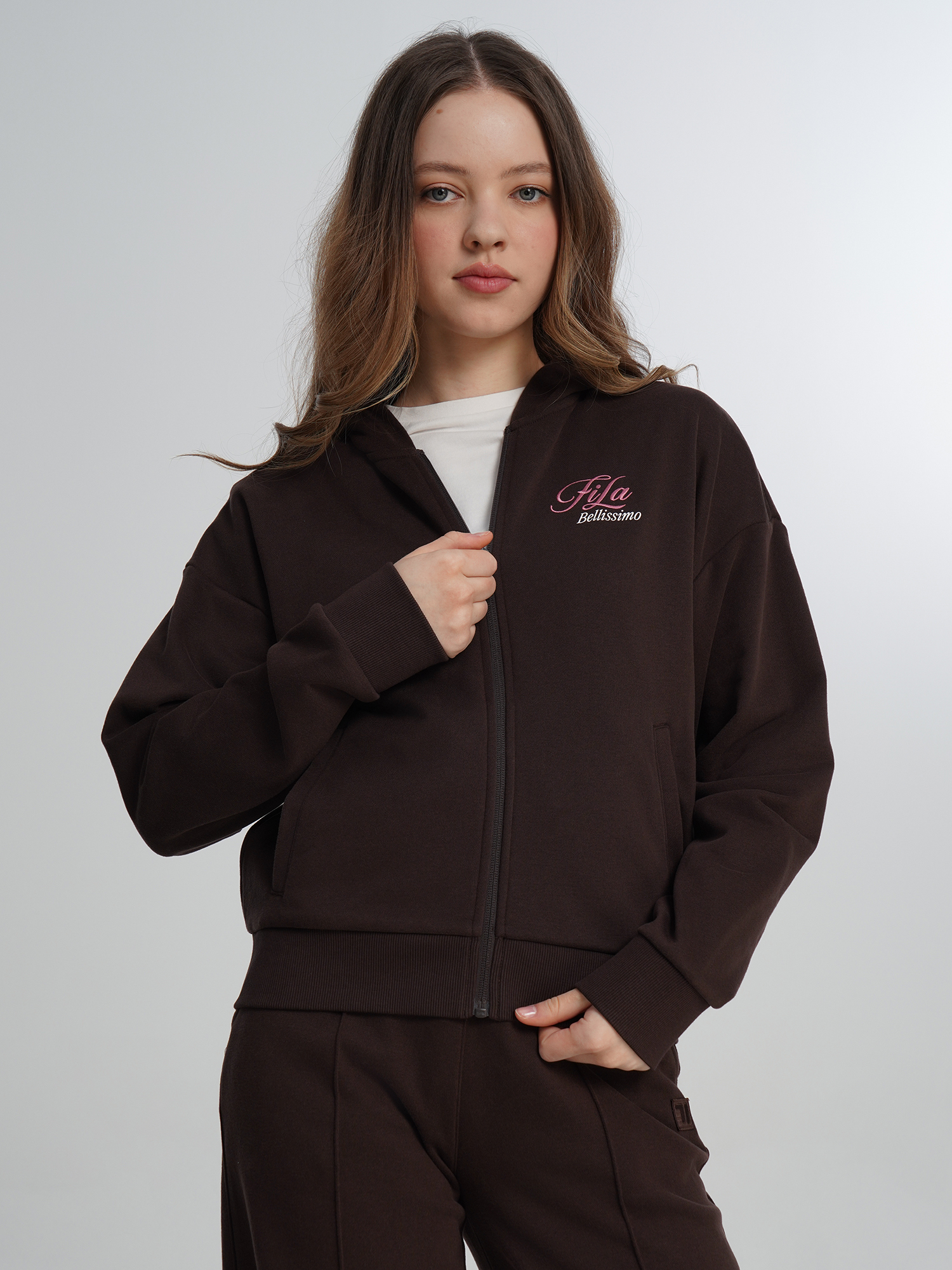Изображение товара Толстовка женская FILA темно коричневая свободный крой молния капюшон 2 кармана